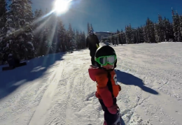 Маленькая девочка поразила всех своим умением кататься на сноуборде